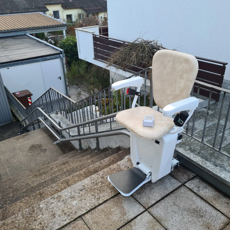 Modell ALPHA ZL Treppenlift Außenbereich